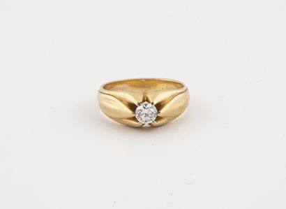 null Bague chevalière en or jaune (750) ornée d'un diamant de taille brillant en...