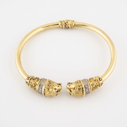 null Yellow gold (750) open-worked bangle with two lion's heads at the ends set with...
