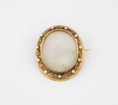 Yellow gold (750) oval brooch centered on...