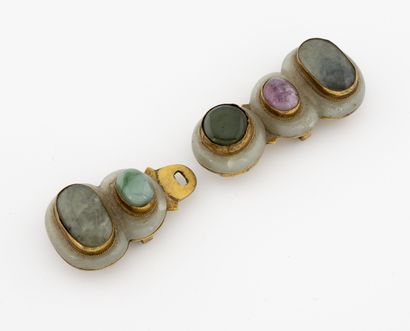 CHINE, XIXÈME SIÈCLE Celadon jade belt buckle, on gilt bronze plates engraved with...