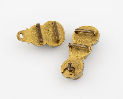 CHINE, XIXÈME SIÈCLE Celadon jade belt buckle, on gilt bronze plates engraved with...