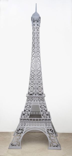 null Mahogany Eiffel tower, painted.

20th century.

H. 242 cm - W. 85 cm - D. 85...