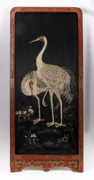 CHINE, Début XXème siècle Heron embroidered on black fabric. 

Red lacquered frame....