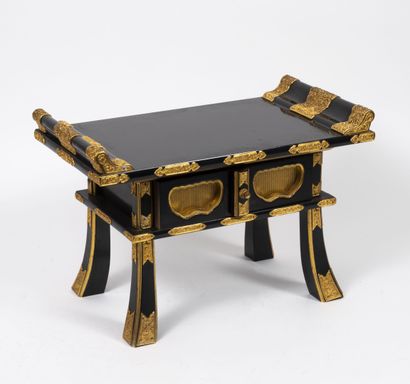 JAPON, XXème siècle Black lacquered wood Buddhist altar with gilded decoration.

43...
