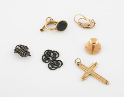 null Yellow gold (750) lot including : 

- Cross pendant. 

- Necklace button. 

Total...