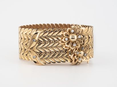 null Yellow gold (750) ribbon bracelet with a leaf motif. 

The clasp is decorated...