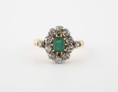 null Yellow and white gold (750) daisy ring centered on a rectangular emerald root...