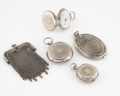 null Silver lot (min. 800) comprising : 

- A mesh purse. 

Net weight: 25 g. 

-...
