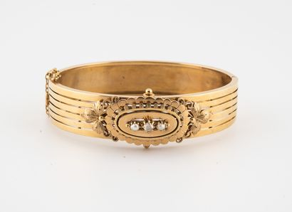 null Bracelet rigide, ajouré, ovale ouvrant en or jaune (750) centré motif ovale...