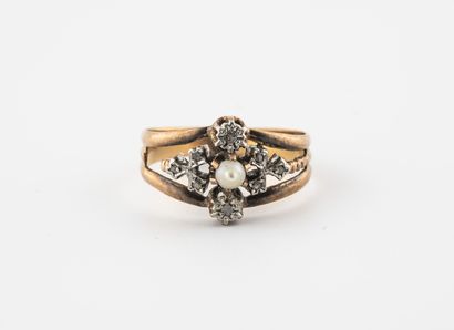 null Yellow gold (750) ring centered on a white mabe pearl, set with small rose-cut...