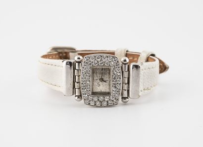 UTI Montre bracelet de dame.

Boîte en or gris (750).

Lunette pavée de petits diamants...