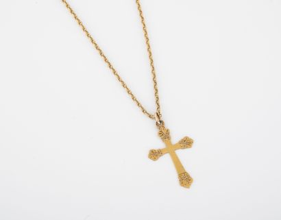 null Chaîne de cou en or jaune (750) à maille forçat retenant un pendentif en croix...