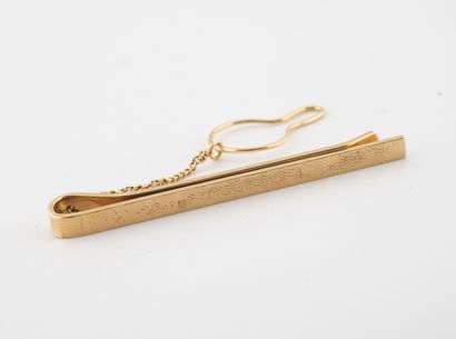 null Tie brooch in yellow gold (750). 

Weight : 5.8 g. - Length : 5.1 cm.