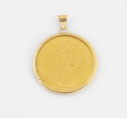 null Pièce de 4 ducats en or, François Joseph 1er 1915 (refrappe), montée en pendentif....