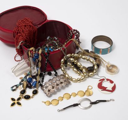 null Lot de bijoux fantaisie comprenant : colliers, bracelets, pendentifs, broches...