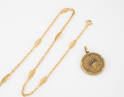 null Yellow gold (750) round pendant, the front of which is decorated with a basket...