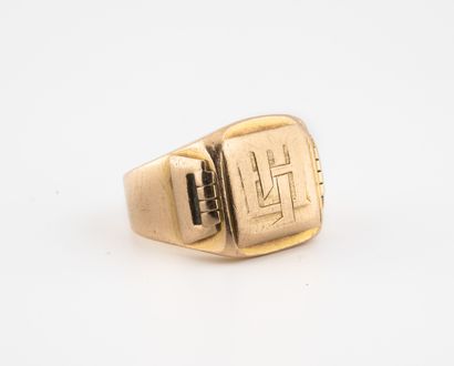 null Yellow gold (750) signet ring. 

Weight : 13.7 g. - Finger size: 64. 

Scratches...
