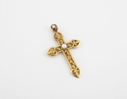 null Pendentif croix en or jaune (750) ajouré et centrée d'une perle bouton blanche....