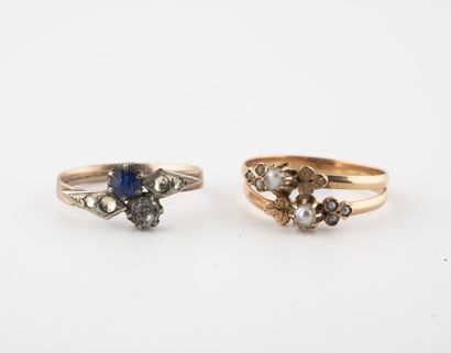 null Two fine rings :

- one in yellow and white gold (750) set with a blue glass...