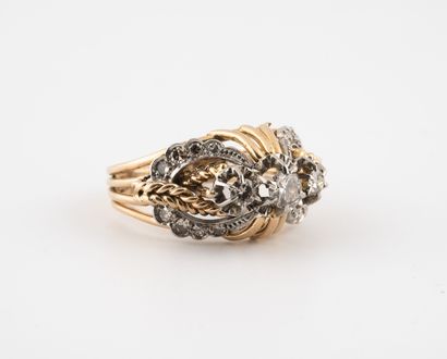 null Yellow gold (750) and platinum (850) filigree ring set with three brilliant-cut...