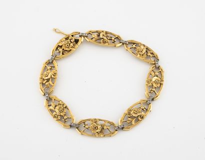 null Articulated bracelet in yellow gold (750) with oval openwork links with a flower...