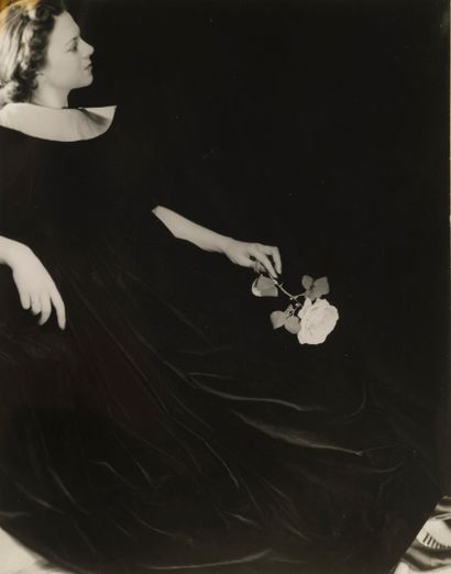 LAURE ALBIN-GUILLOT (1879-1962) Dame en noir à la rose, circa 1930-1940. 

Tirage...