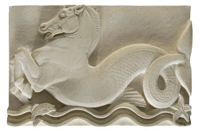 Henri Robert HUSSET (1907-?) Cheval marin dans les flots. 

Bas-relief en calcaire...