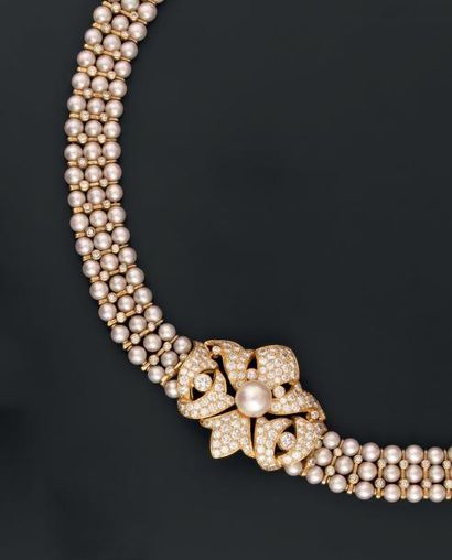 null Élégant collier composé de trois rangs de perles de culture d'environ 4,6 à...