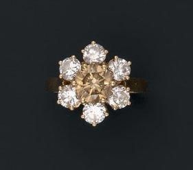 null Bague en or jaune griffée d'un diamant de taille brillant de couleur fancy rehaussé...