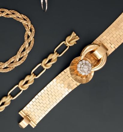 null Large et élégant bracelet montre de dame, orné d'un motif géométrique concave...