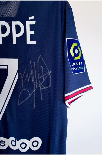 Kylian MBAPPÉ 
Maillot de match Home PSG 2021/22 signé par Kylian Mbappé, attaquant...