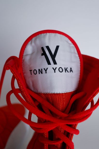 Tony YOKA Une paire de chaussures de boxe Le Coq Sportif personnalisée et signée...
