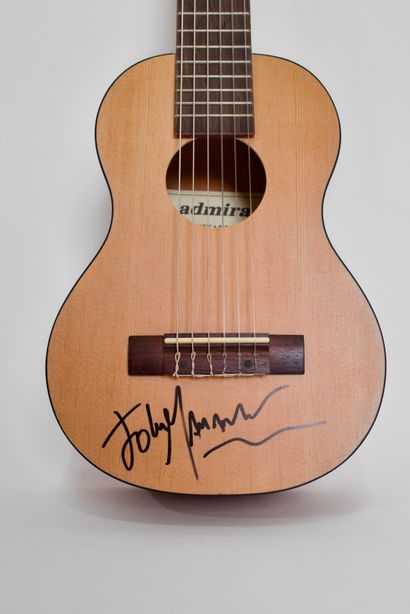John Mamman 
Guitare signée par John Mamman

Dimensions : 22,5cm x 70cm
