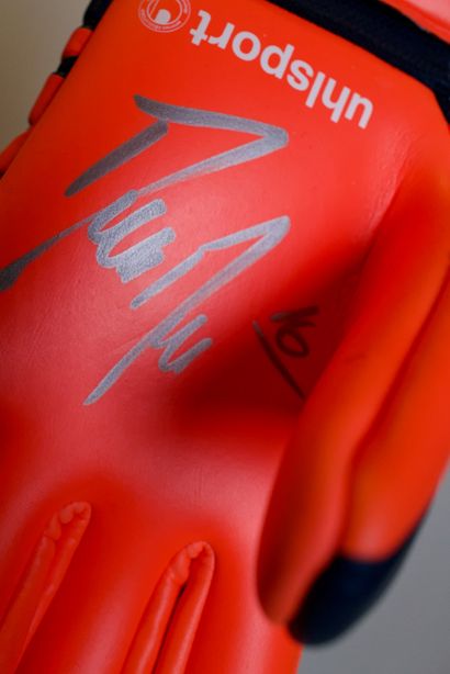 Mike Maignan A pair of goalkeeper gloves signed by Mike Maignan