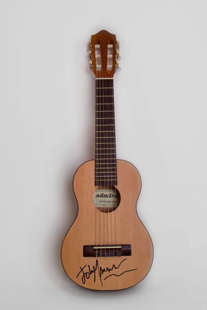 John Mamman 
Guitare signée par John Mamman

Dimensions : 22,5cm x 70cm
