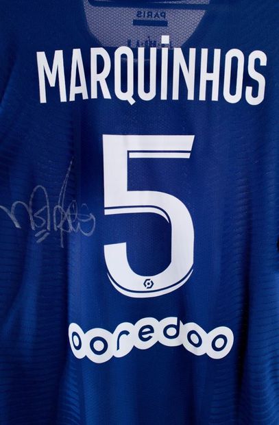 MARQUINHOS 
Maillot de match Home PSG 2021/22 signé par Marquinhos, capitaine du...