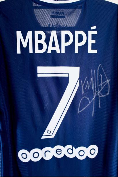 Kylian MBAPPÉ 
Maillot de match Home PSG 2021/22 signé par Kylian Mbappé, attaquant...