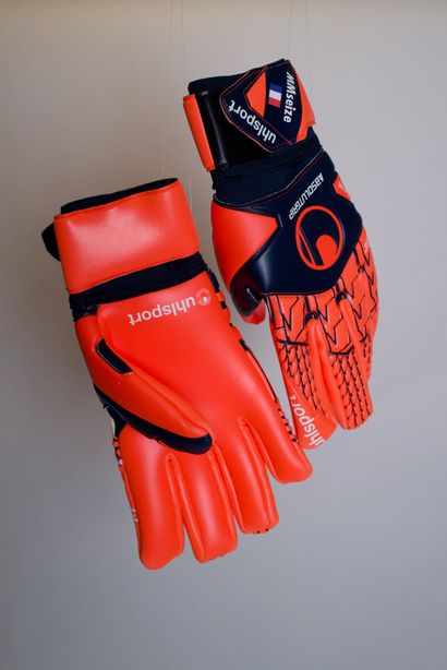 Mike Maignan A pair of goalkeeper gloves signed by Mike Maignan