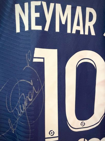 Neymar Jr. 
Maillot Home PSG 2021/22 signé par Neymar Jr. - Taille M

Ce lot sera...