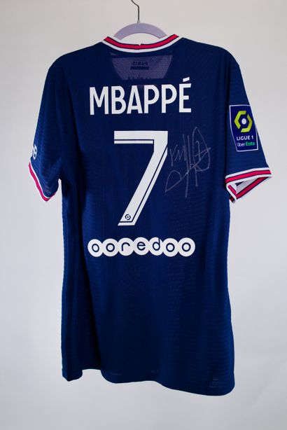 Kylian MBAPPÉ 
Maillot de match Home PSG 2021/22 signé par Kylian Mbappé, attaquant...