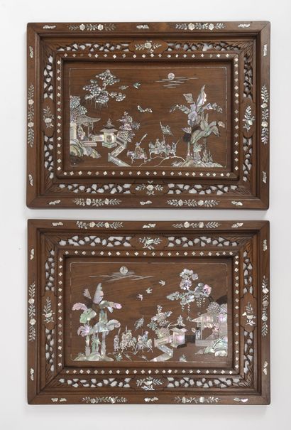 CHINE ou INDOCHINE, XXème siècle Pair of decorative panels in exotic wood and mother-of-pearl...