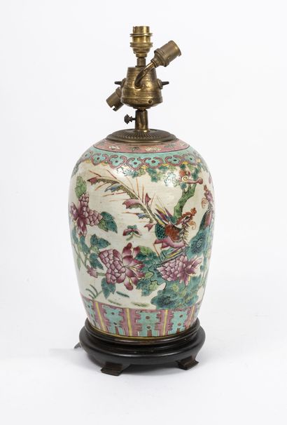 CHINE, début du XXème siècle Pot à gingembre en porcelaine blanche à décors polychrome...