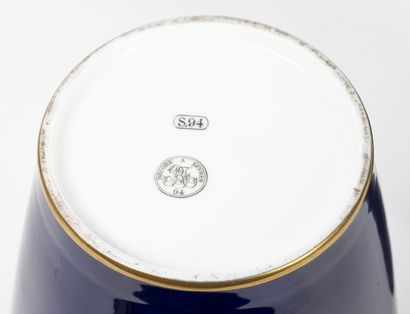 SEVRES, 1894 Paire de vases balustre à fond plat en porcelaine bleue.

Décorés de...