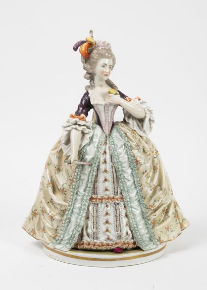 CAPODIMONTE, Naples Elégante en robe du XVIIIème siècle. 

Sujet en porcelaine polychrome....