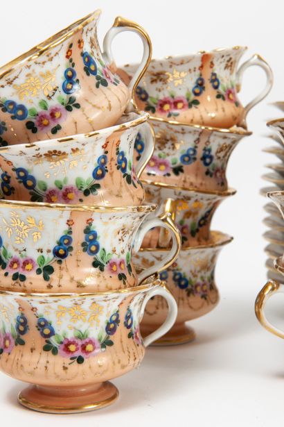 PARIS, XIXème siècle Service à thé en porcelaine à décor polychrome et or de fleurettes...
