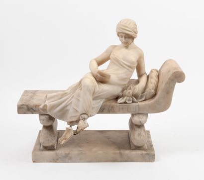 Ecole du début du XXème siècle Femme lisant sur un sofa.

Sculpture en albâtre.

48...