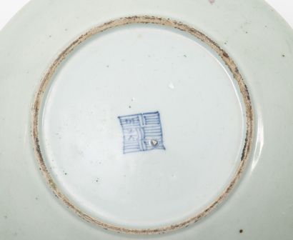 CHINE, Début du XXème siècle. Assiette en porcelaine de Canton à décor polychrome...