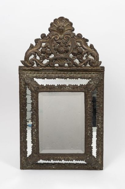 Style Hollandais, fin du XIXème siècle. Miroir à pare closes et à fronton en bois...
