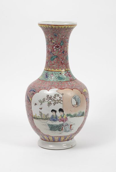 CHINE XXème siècle. Ceramic vase with animated scenes on a pink background. 

H....