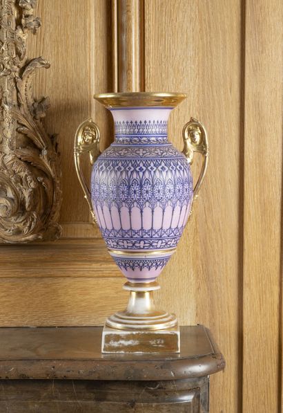 PARIS, vers 1830. Vase balustre sur piédouche en porcelaine blanche à décor polychrome...